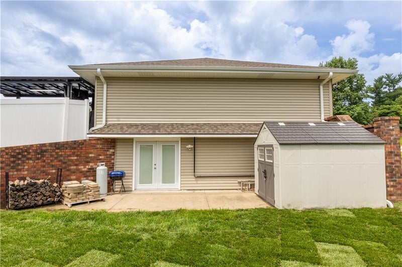 20 Stonecrest Dr, St Joseph, MO 64506