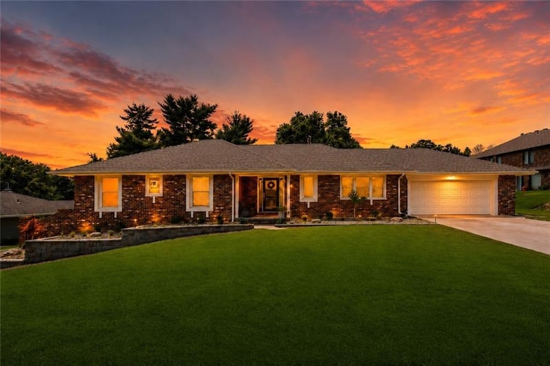 20 Stonecrest Dr, St Joseph, MO 64506