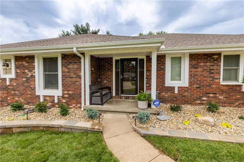 20 Stonecrest Dr, St Joseph, MO 64506