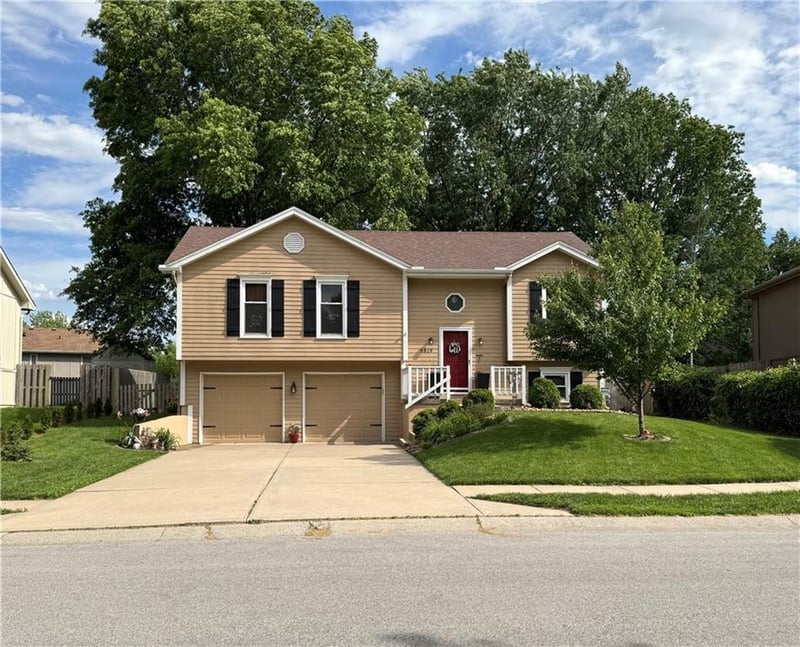 8819 74th Ter, Kansas City, MO 64158