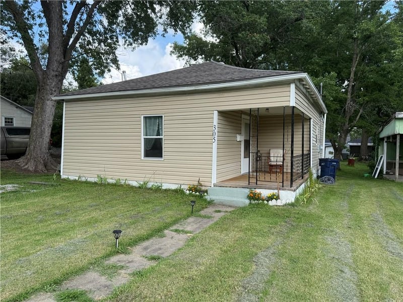305 Elm St, Sweet Springs, MO 65351