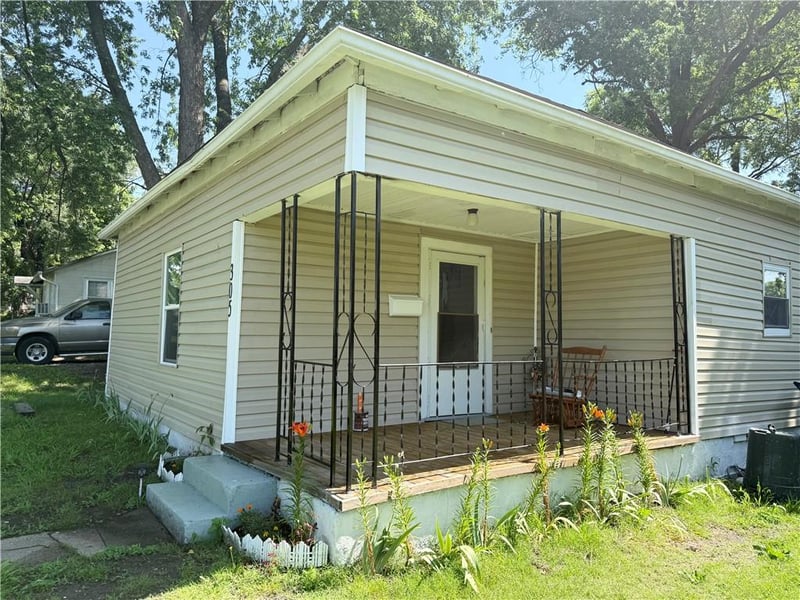 305 Elm St, Sweet Springs, MO 65351