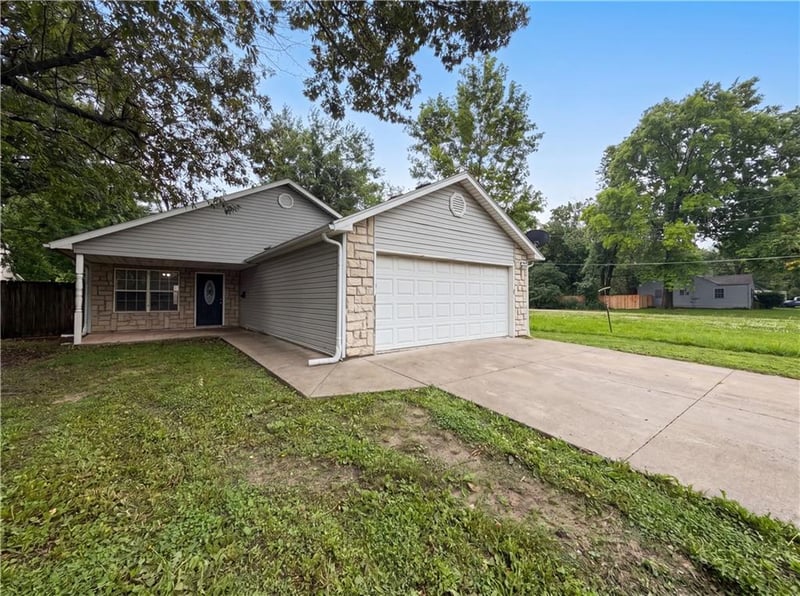 905 Butler Ter, Harrisonville, MO 64701