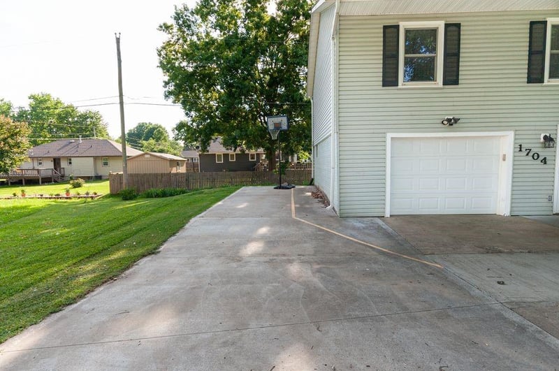 1704 Beverly Cir, Harrisonville, MO 64701