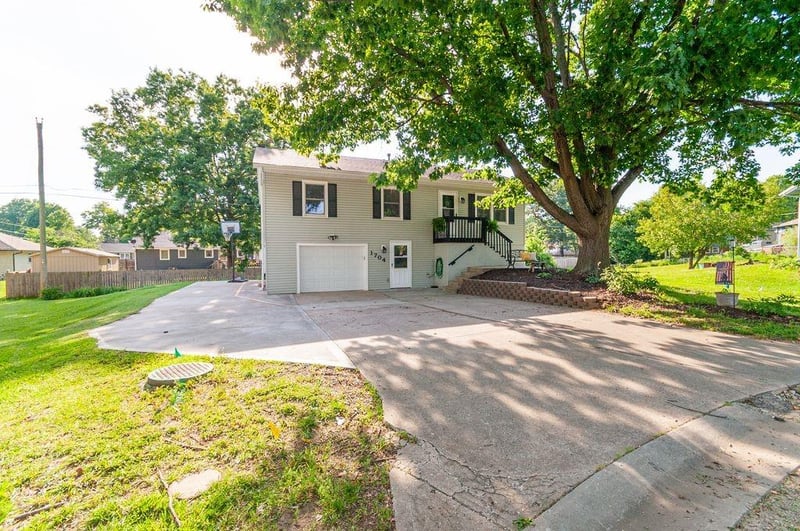 1704 Beverly Cir, Harrisonville, MO 64701