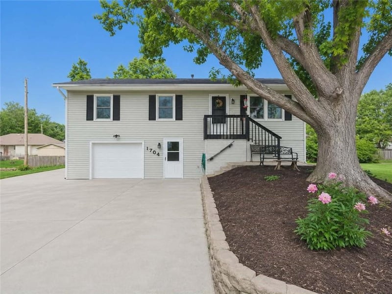 1704 Beverly Cir, Harrisonville, MO 64701