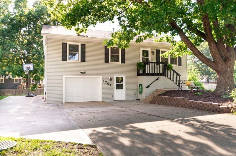 1704 Beverly Cir, Harrisonville, MO 64701