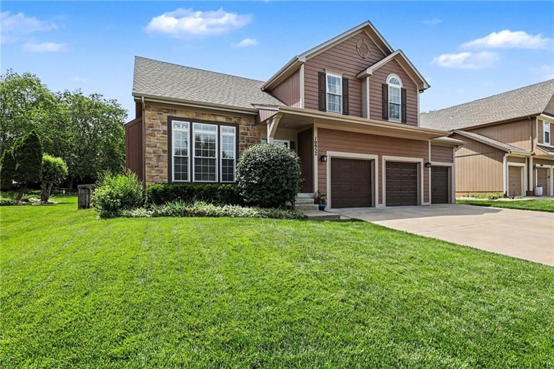 10952 S Emerald St, Olathe, KS 66061