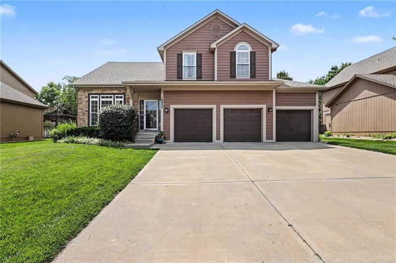 10952 S Emerald St, Olathe, KS 66061