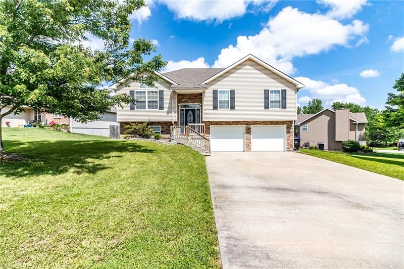 1917 Countryridge Dr, Warrensburg, MO 64093