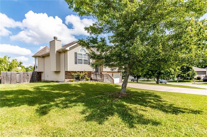 1917 Countryridge Dr, Warrensburg, MO 64093