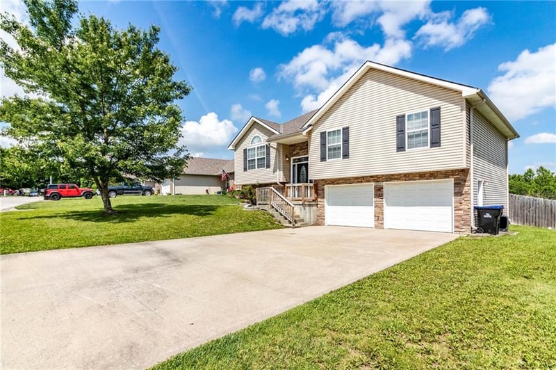1917 Countryridge Dr, Warrensburg, MO 64093