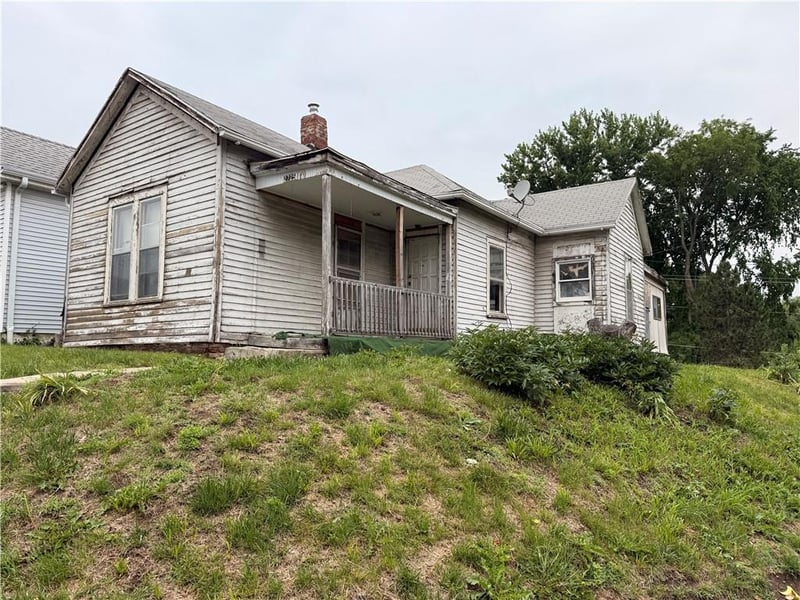 2725 Delaware St, St Joseph, MO 64506