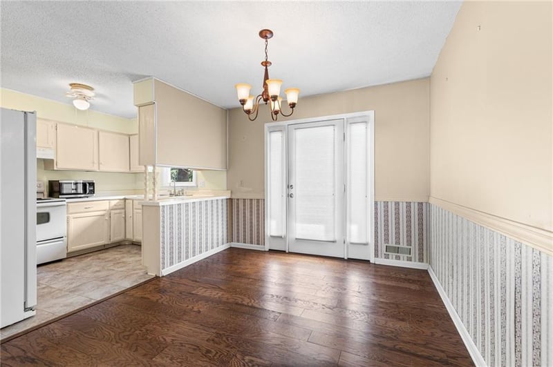 8422 68th Ter, Overland Park, KS 66212