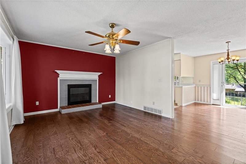 8422 68th Ter, Overland Park, KS 66212