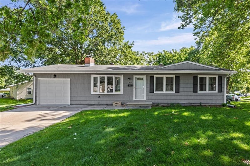 8422 68th Ter, Overland Park, KS 66212