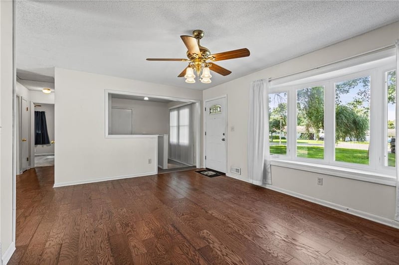 8422 68th Ter, Overland Park, KS 66212