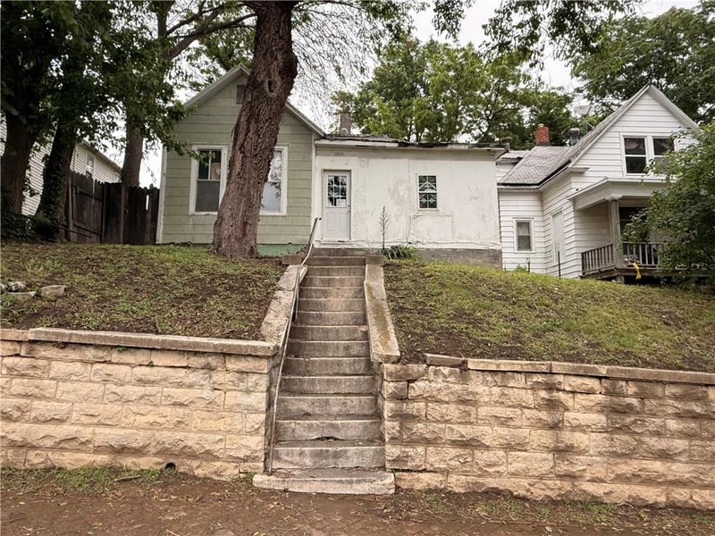 1921 Jones St, St Joseph, MO 64501