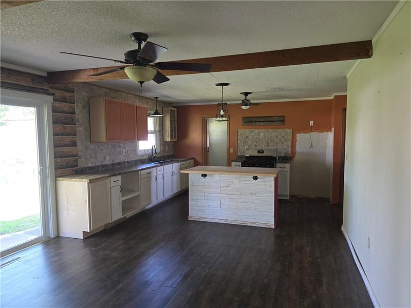 27429 59 Hw, Garnett, KS 66032