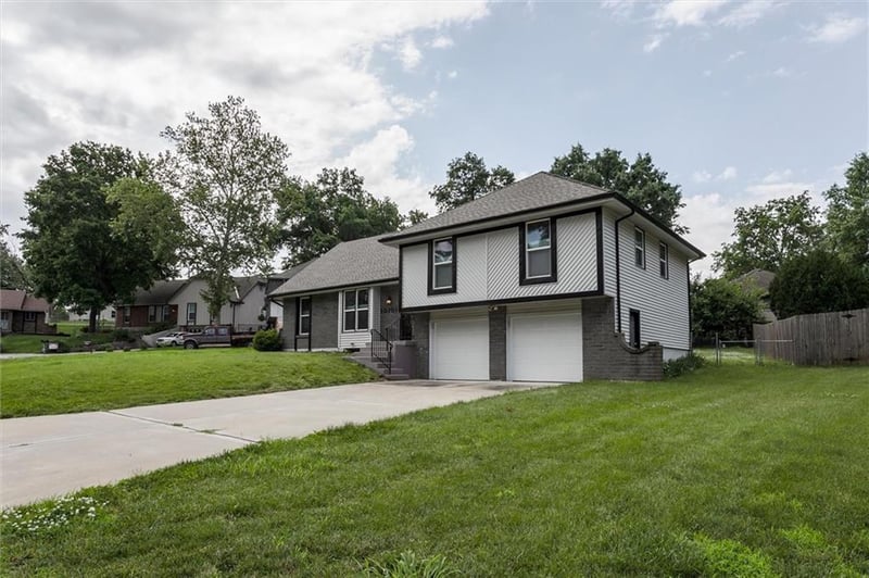 10101 Mirror Lake Ct, Kansas City, MO 64152