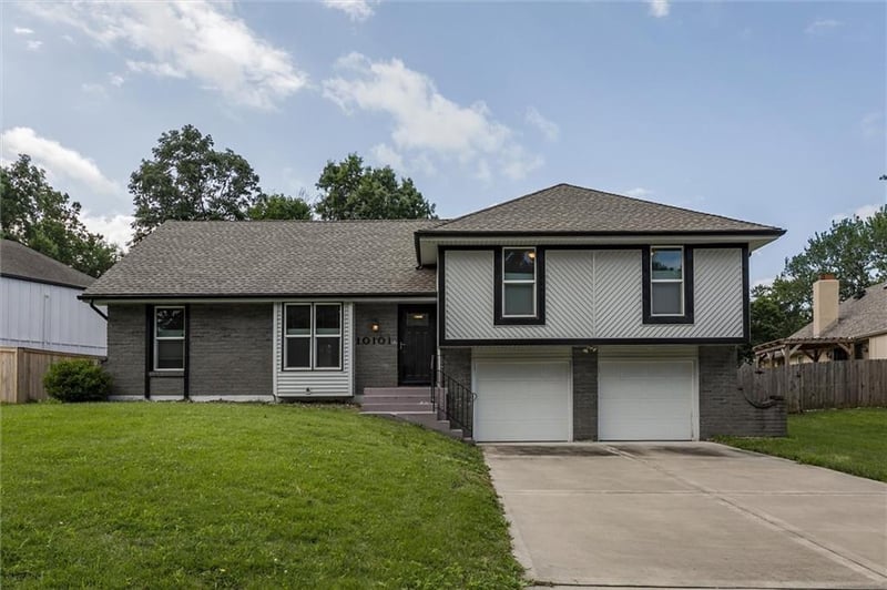 10101 Mirror Lake Ct, Kansas City, MO 64152