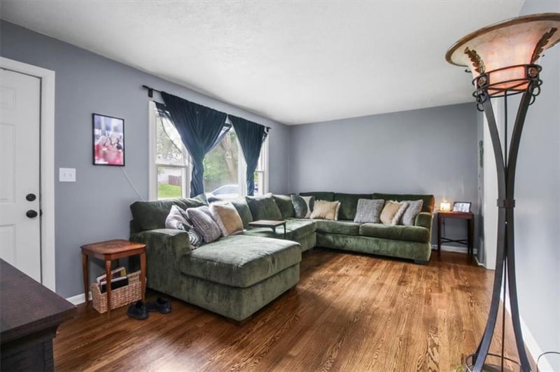 8958 E 55th St, Raytown, MO 64133
