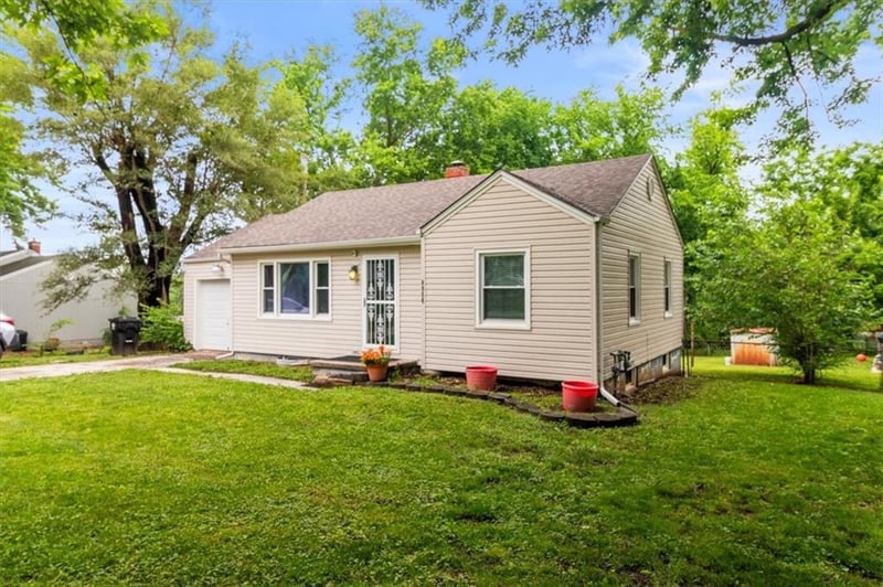 8958 E 55th St, Raytown, MO 64133