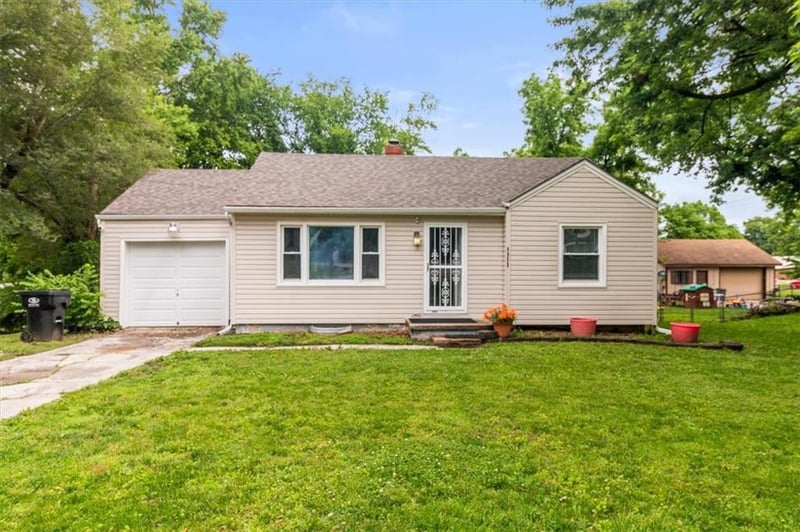 8958 E 55th St, Raytown, MO 64133