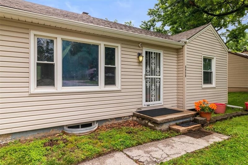 8958 E 55th St, Raytown, MO 64133