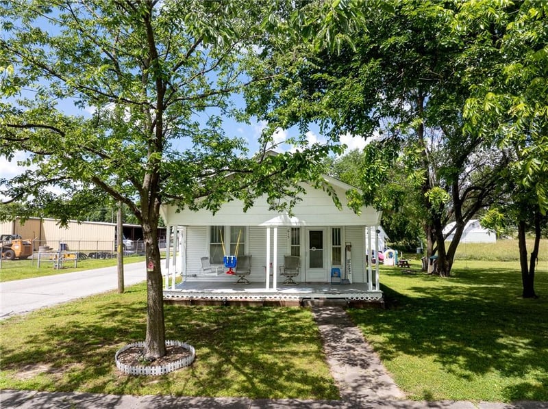 615 Kansas Ave, Columbus, KS 66725