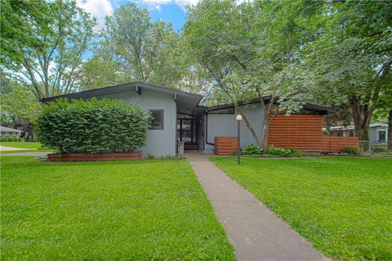 9122 Grant Ln, Overland Park, KS 66212