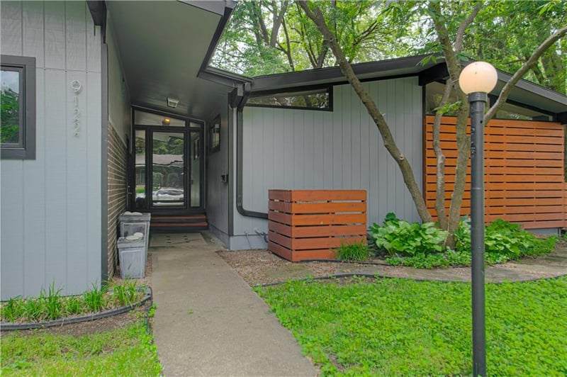 9122 Grant Ln, Overland Park, KS 66212