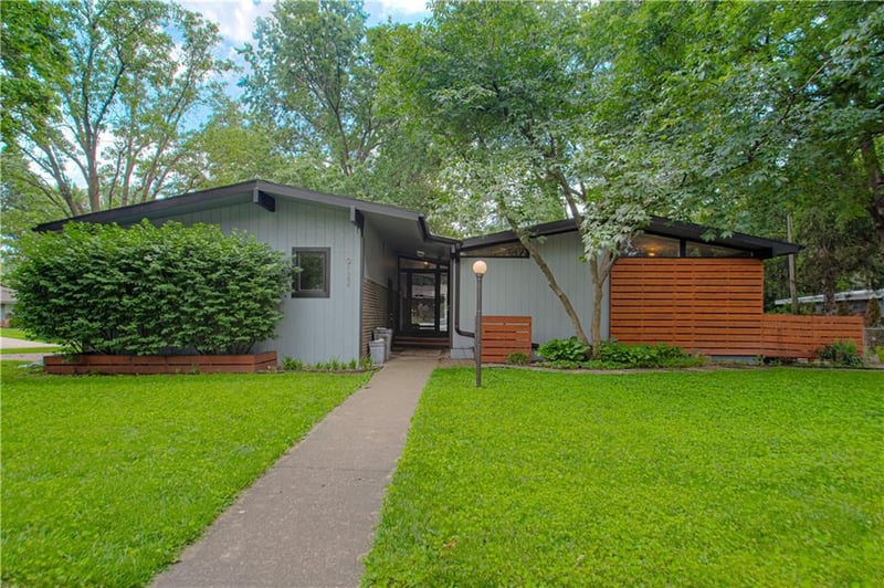 9122 Grant Ln, Overland Park, KS 66212