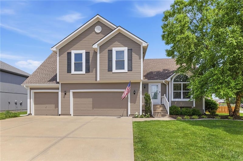 507 River Birch Rd, Raymore, MO 64083