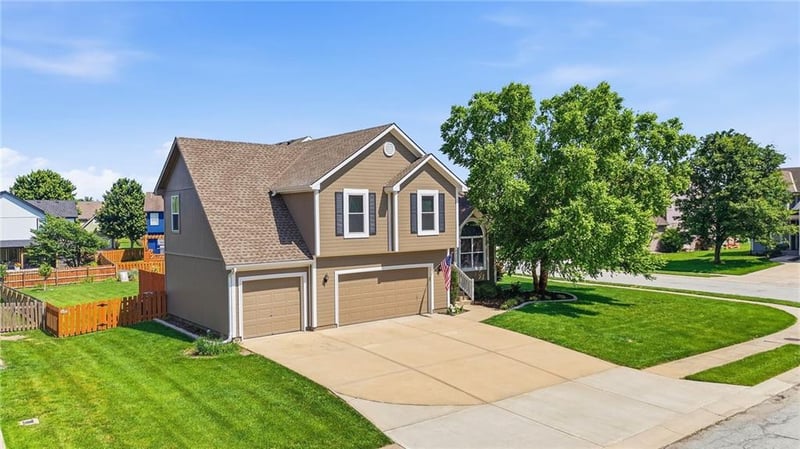 507 River Birch Rd, Raymore, MO 64083