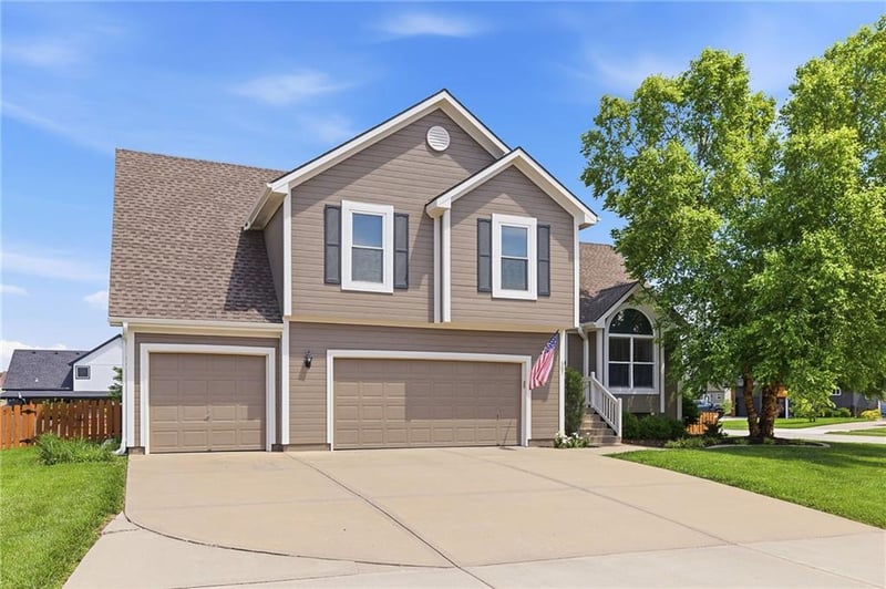 507 River Birch Rd, Raymore, MO 64083