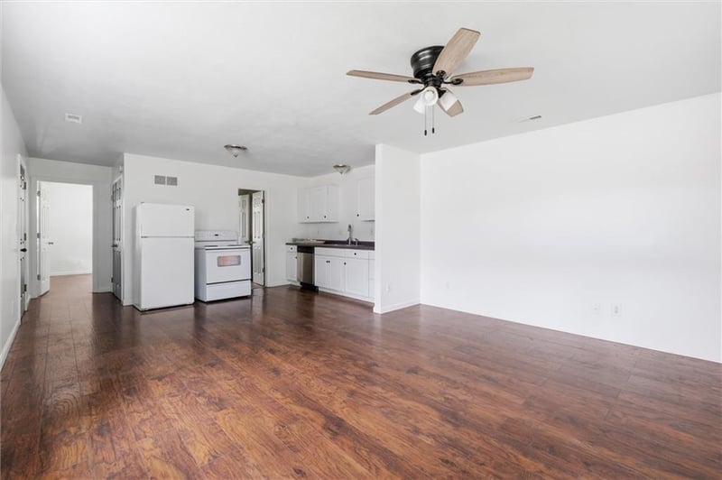921 4th St, Tonganoxie, KS 66086