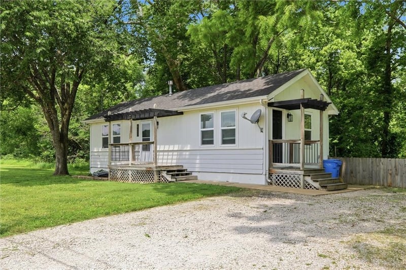 921 4th St, Tonganoxie, KS 66086