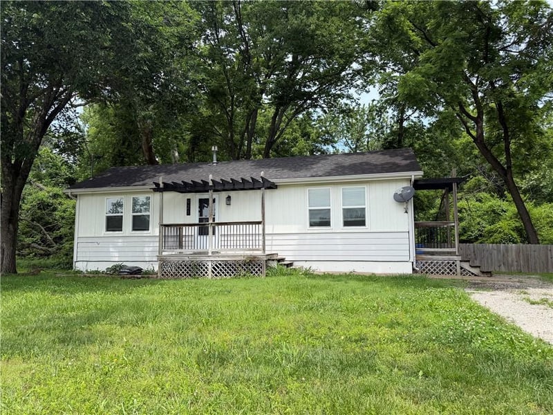 921 4th St, Tonganoxie, KS 66086
