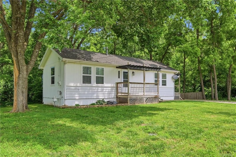921 4th St, Tonganoxie, KS 66086