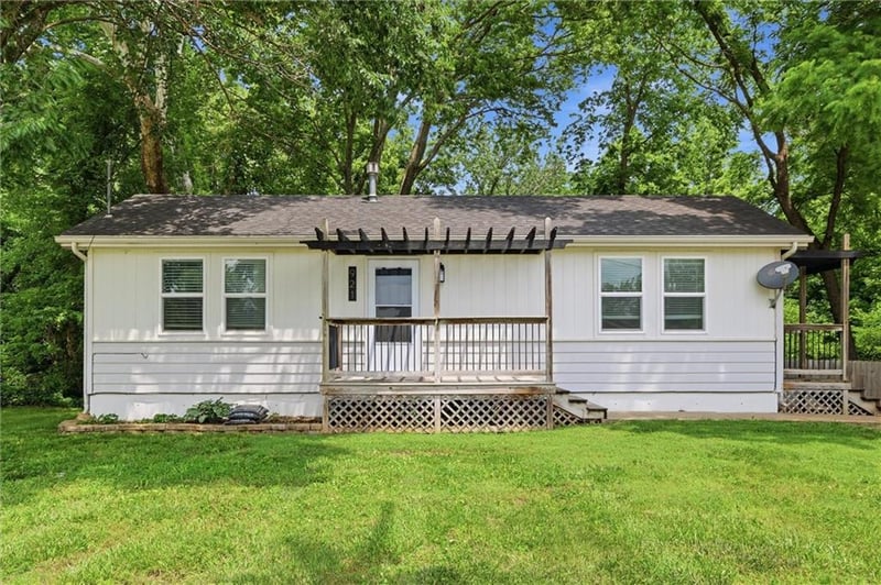 921 4th St, Tonganoxie, KS 66086