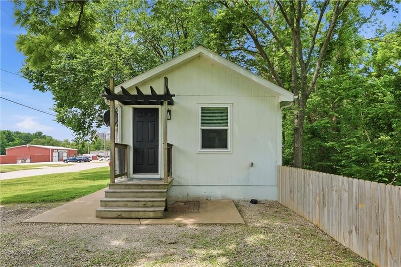921 4th St, Tonganoxie, KS 66086