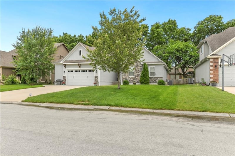 2821 Jennifer Dr, Lee's Summit, MO 64063
