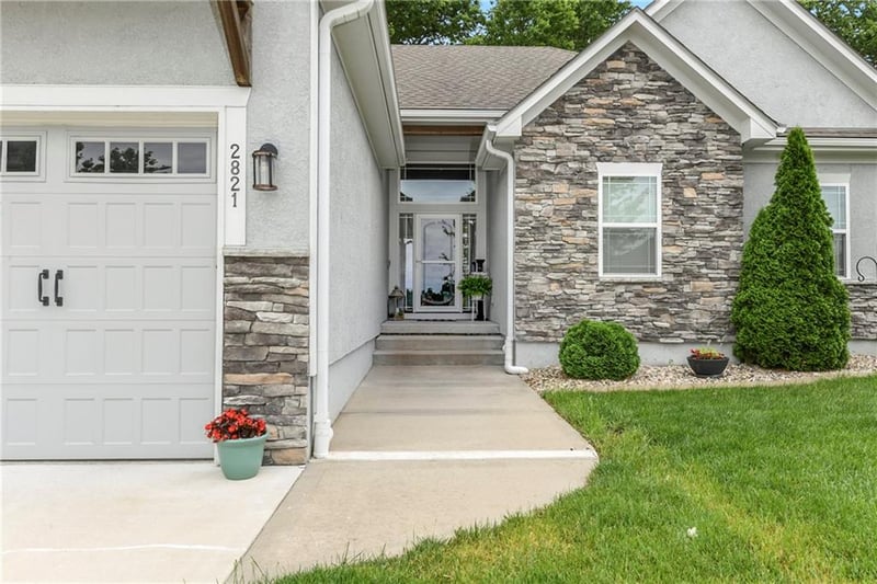 2821 Jennifer Dr, Lee's Summit, MO 64063