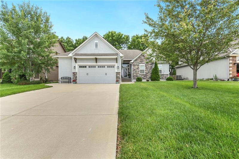 2821 Jennifer Dr, Lee's Summit, MO 64063