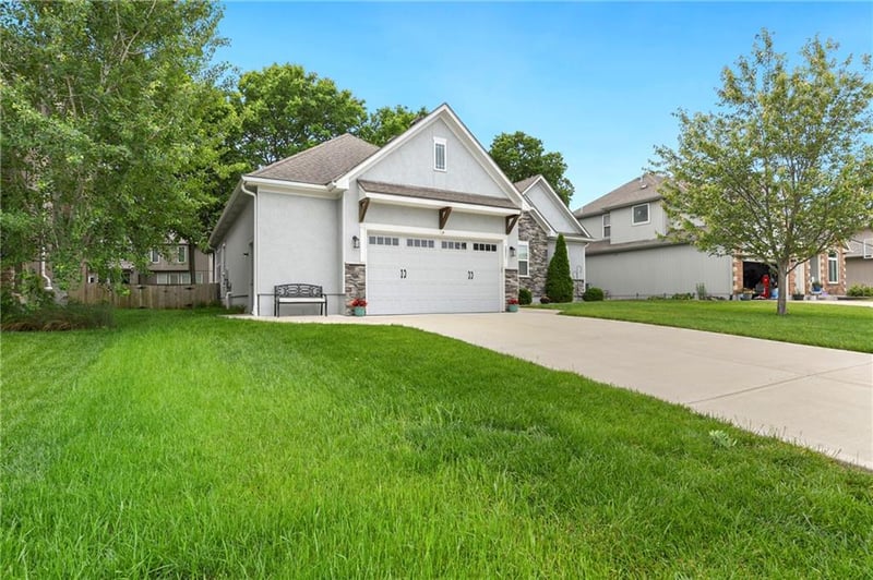 2821 Jennifer Dr, Lee's Summit, MO 64063
