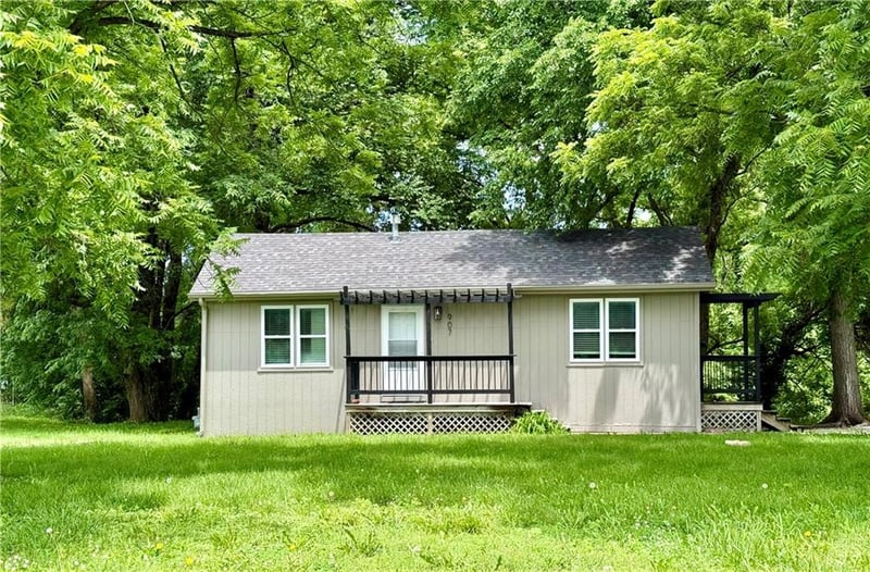 907 4th St, Tonganoxie, KS 66086