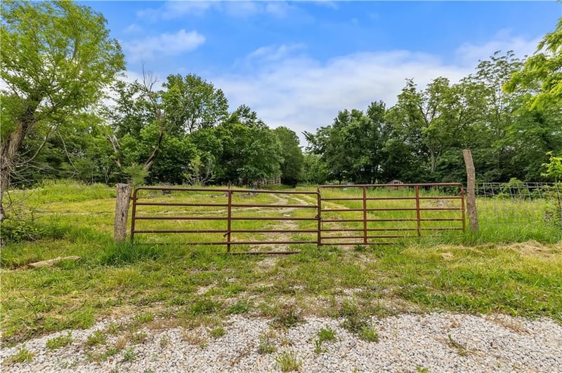 Maddux Rd, Rayville, MO 64084