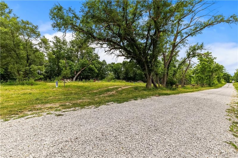 Maddux Rd, Rayville, MO 64084