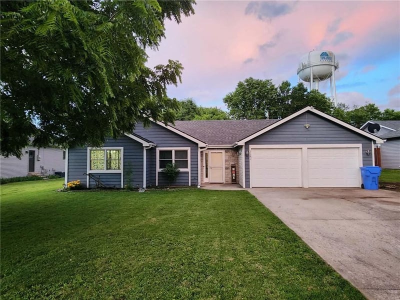 1181 Delaware St, Tonganoxie, KS 66086